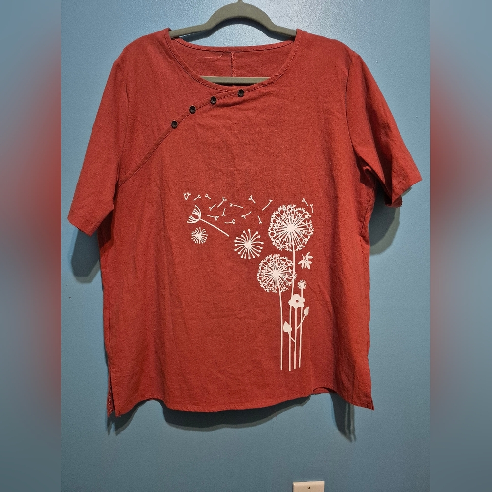 Women's Rust Red Short-Sleeve Floral Button Accent Top
